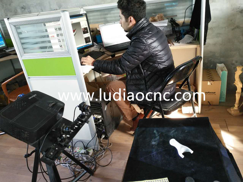 沙特客戶(hù)在學(xué)習(xí)三維立體掃描儀，掃描鞋楦專(zhuān)用