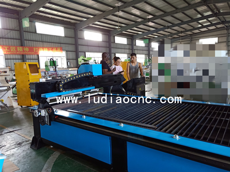 印度客戶(hù)在學(xué)習(xí)等離子金屬切割機(jī)