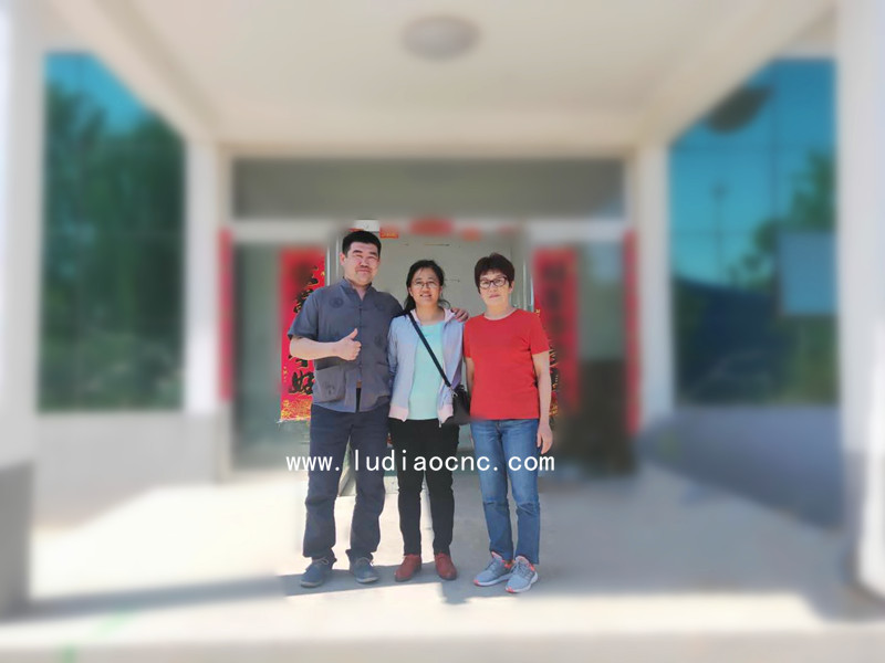 馬來(lái)西亞客戶(hù)前來(lái)定制6090小型雕刻機(jī)