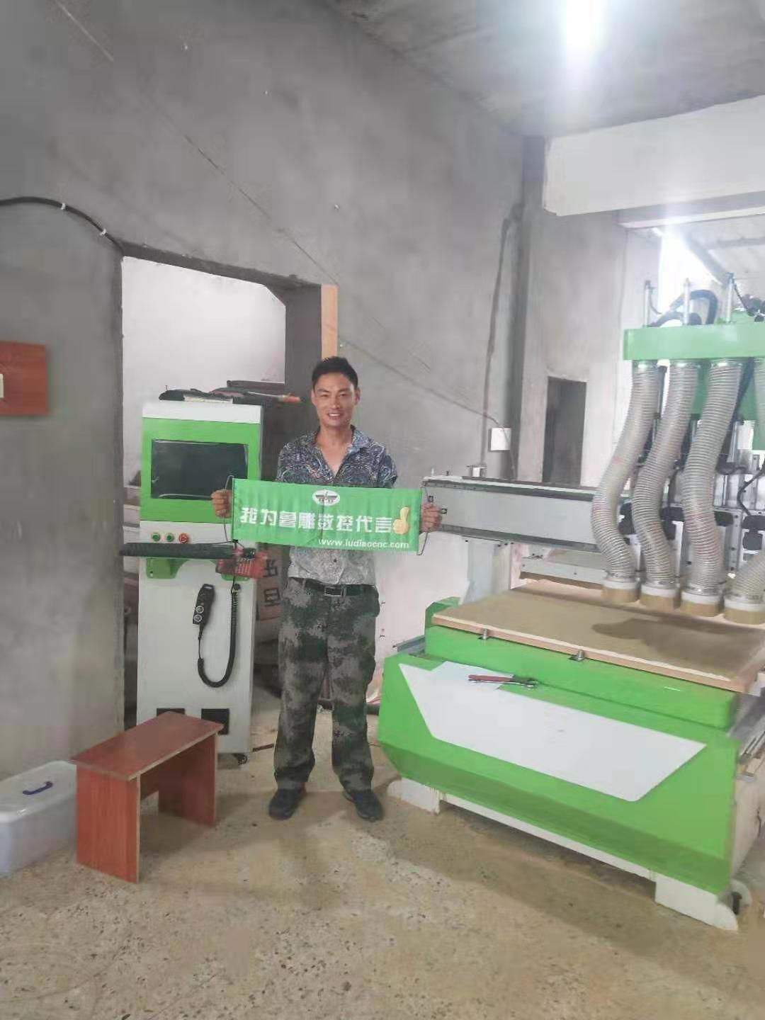 溫州客戶(hù)采購(gòu)我廠板式家具生產(chǎn)線